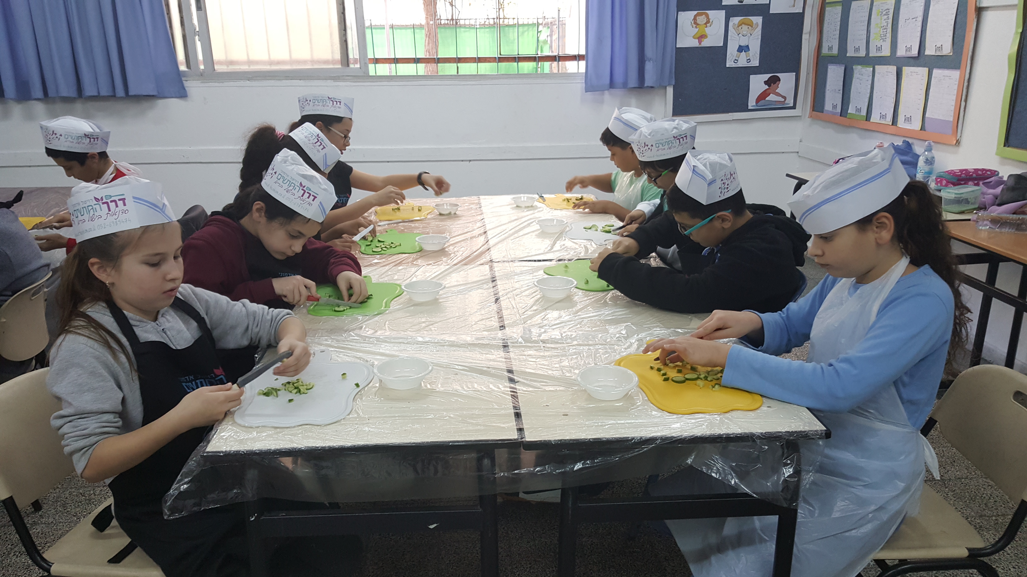 chop-cucumber-for-the-salad שבוע החינוך מגמת גסטרונומייה בית ספר הלל, רמת גן, 2016
