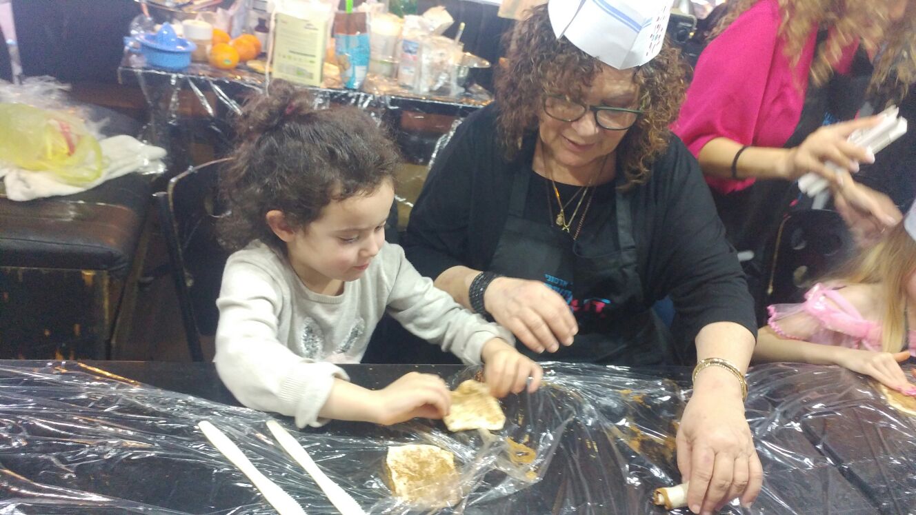 a_grandmother_and_granddaughter_cooking שבוע החינוך מגמת גסטרונומייה בית ספר הלל, רמת גן, 2016