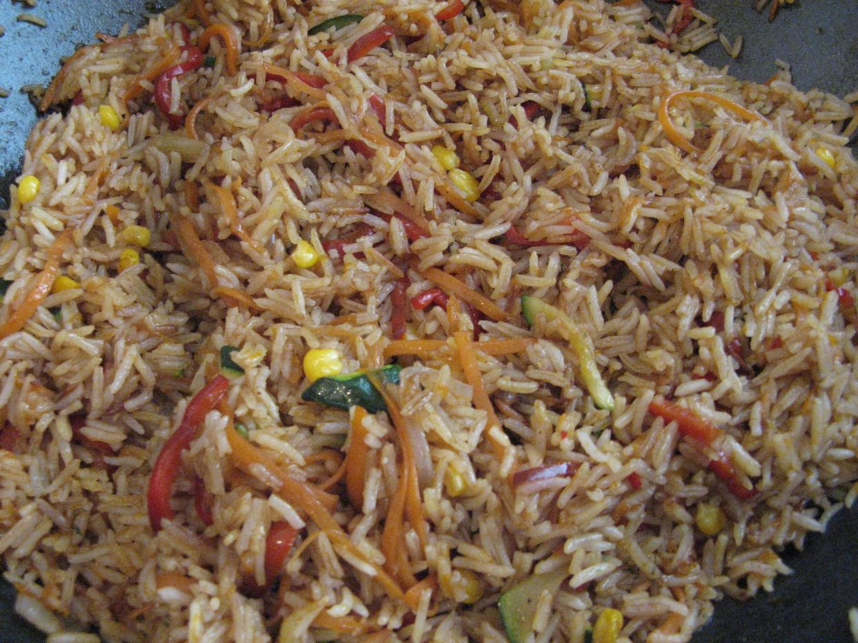 אורז אדום בסגנון סיני עם ירקות מוקפצים